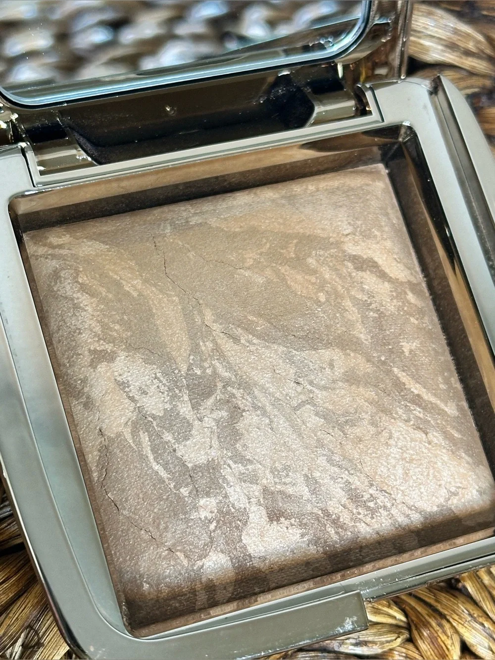 Like new Hourglass Ambient Lighting Bronzer in the shade Luminous Bronze Light
